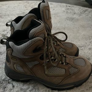 Vasque Breeze womens hiking boots, size 8W.